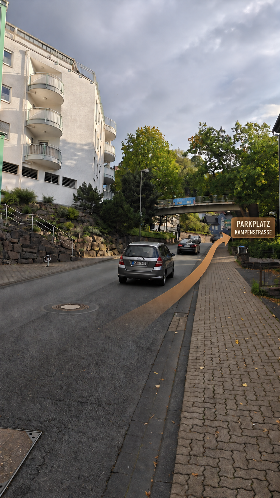 Anfahrt bergauf: rechts vor der Fußgängerbrücke zum Parkplatz Kampenstraße abbiegen