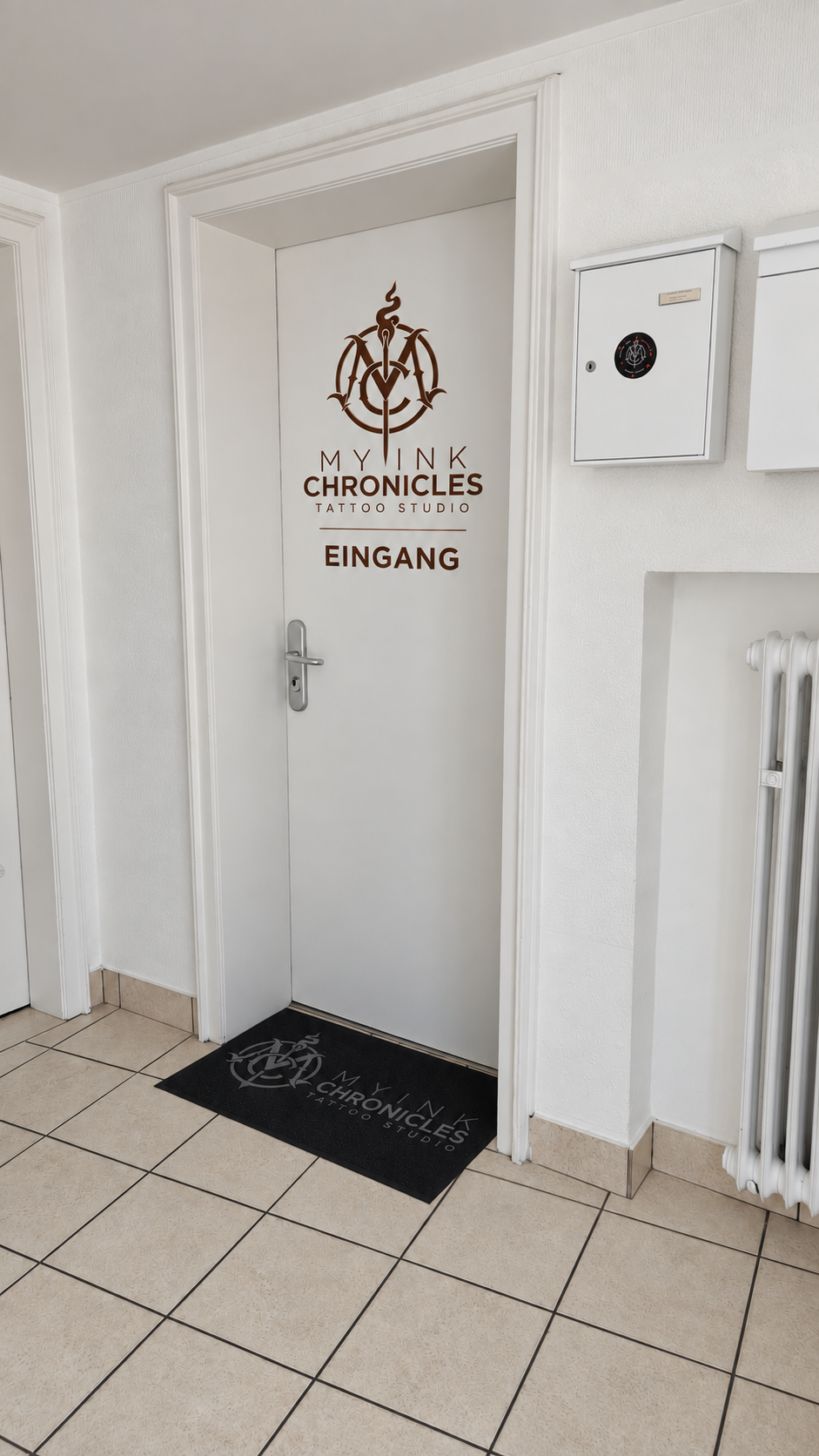 Die eigene Eingangstür von My Ink Chronicles im Haus