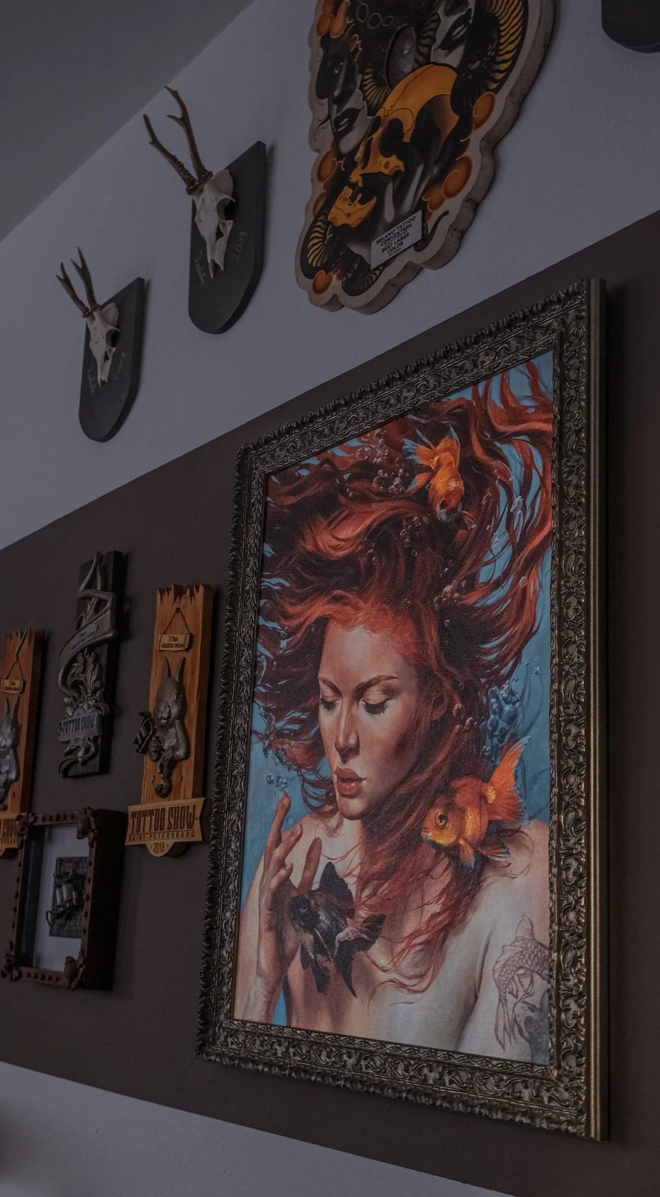 Gerahmtes Kunstwerk an der Wand von My Ink Chronicles
