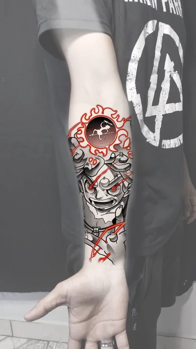 Anime-Maske mit roten Akzenten
