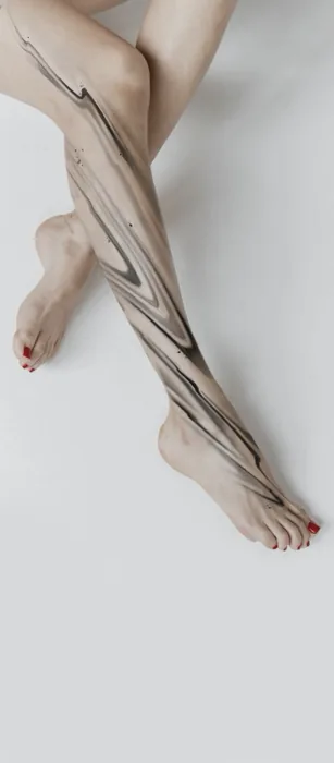 Feine abstrakte Linien am Bein