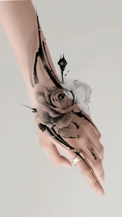 Rose mit grafischen Linien an der Hand