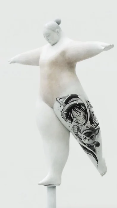 Anime-Figuren am Bein