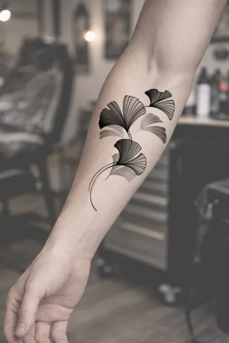 Ginkgo-Blätter am Unterarm