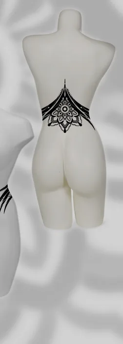 Zwei Ornamente am Körpermodell