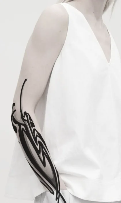 Schwarzes Ornament am Arm