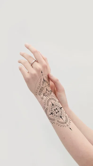 Feines Ornament an Hand und Unterarm